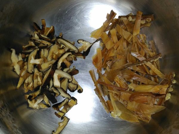 乾魷魚泡水30分鍾，剪成條狀。
香菇清洗後，泡水30分鍾，軟化後切成條狀。
(香菇水可留著備用)