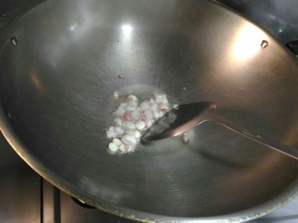 用鍋鏟一平匙油