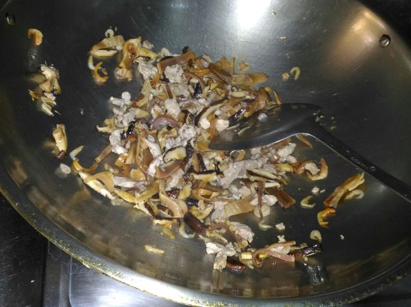 爆香:紅蔥頭→香菇→蝦米→肉絲→乾魷魚