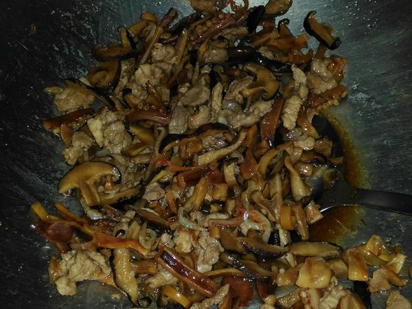 加入三平匙油+三平匙醬油(鍋鏟匙)