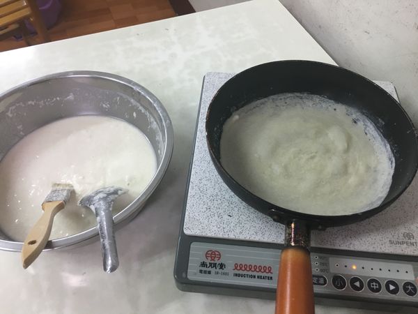 用刷子在平底鍋上刷圓