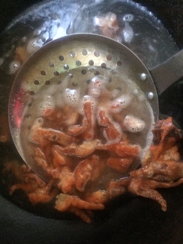 先將去骨雞爪川燙熟
約水滾後10分鍾即可