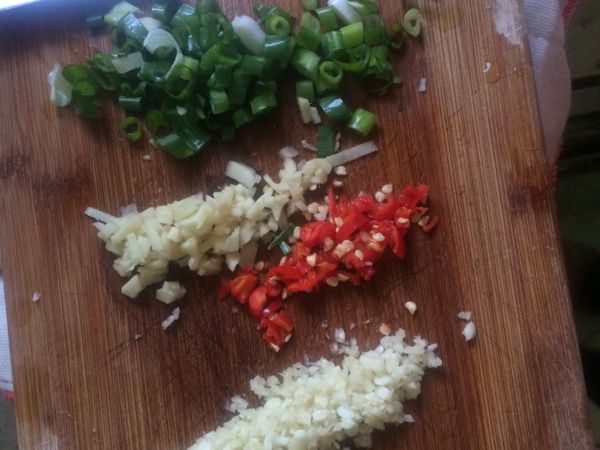 然後把蔥切成一圈一圈，如圖