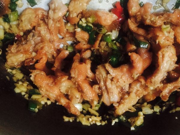 把所有切好的薑、蒜、辣椒、蔥一起拌一拌，之後再將香油加入少許，醬油一匙，黃糖一小小匙（依各人口味而定）。
最後將所以的食材拌好後就可以吃嘍！