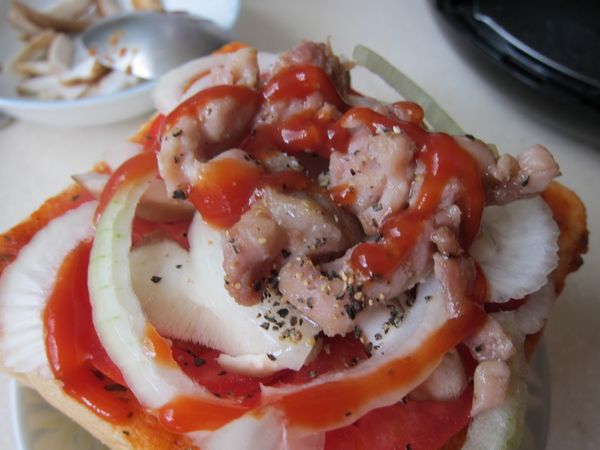 雞肉片撒上 黑胡椒粉 後再 塗一些蕃茄醬