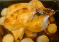 〈檸檬烤雞〉深烤盤抹油，舖上馬鈴薯。手伸入雞胸和皮間使分開，抹入刨細的檸檬皮；把迷迭香，檸檬塊塞入肚裡：把雞放在馬鈴薯上，綁雞腿，把雞翅塞再下方，在雞和馬鈴薯抹些油，撒點鹽；倒1杯米酒或白葡萄酒到烤盤裡；烤200度90分鐘至上色（中途幾次淋點盤裡的汁到雞身上），肉溫約70度左右。蓋上10分鐘後再切。