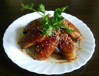 〈居酒屋香翅〉雞翅抹鹽胡椒，蒸20分鐘，取出乾燥一下，撒麵粉或地瓜粉，一點雞油煎至上色，擦掉鍋的油，加入拌勻的調味料（蒜泥，辣椒粉，醬油，酒，蜂蜜）拌炒ㄧ下。蒸過後，沾黃玉米粗粉corn meal，一點油煎過後內部柔軟，外皮香脆像炸雞。