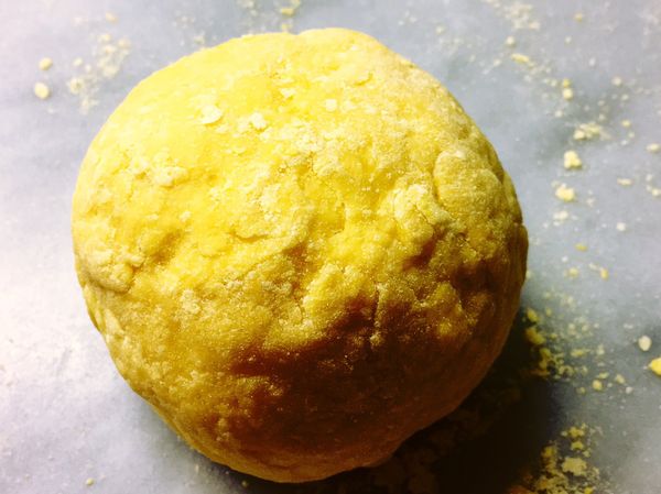 將麵糰包上保鮮膜，靜置30分鐘
軟化筋性