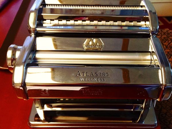 這次使用義大利手動製麵條機
如果沒有機器也沒關係
麵皮撖平摺疊，用刀切條也是很好的方法