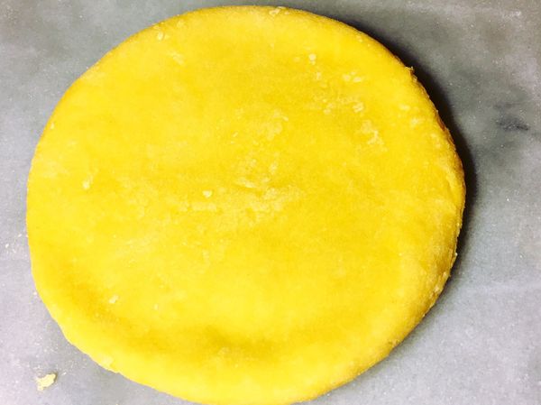 將麵皮撖開，撒些手粉