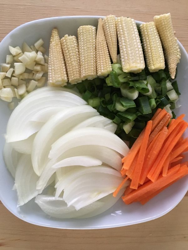 1.將冬粉泡在水中3-5分鐘
2.將肉燥熱好放一旁等待
3.爆香蒜末、青蔥、洋蔥之後加入紅蘿蔔絲、玉蜀黍一起拌炒到熟，將冬粉倒入加適量的肉燥一起悶燒5-8分鐘即可