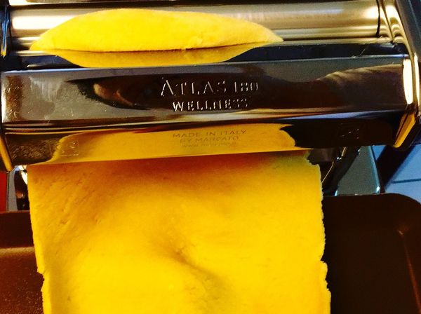 放入義大利製麵條機逐步將麵皮轉壓成自己想要的厚度