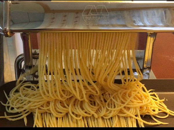 再將撖壓好的麵皮置入機器切割口
漂亮的麵條就出來了