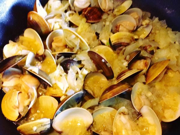 起油鍋炒香䔉末及洋蔥
加入蛤蜊略翻炒
倒入白酒，蓋上鍋蓋悶至蛤蜊開口
緊閉不開口的蛤蜊可能是壞的應丟棄