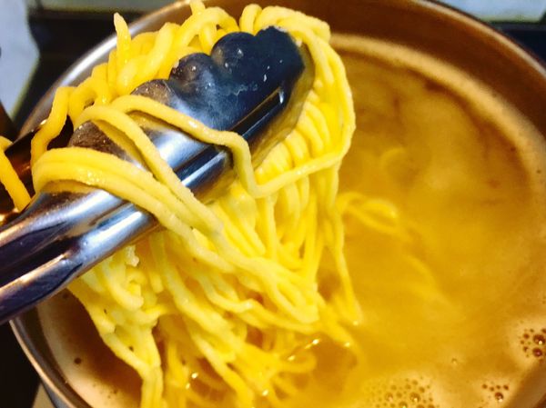 同時一大鍋加鹽微滾的水
加入麵條
一般市售乾躁的麵條大約需煮十分鐘左右
但新鮮的麵條只要3-5分鐘上下即可