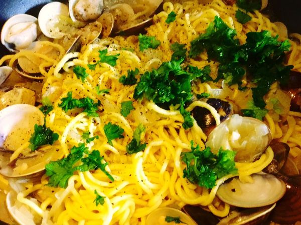 麵條撈起（煮麵水留100ml備用）
加入蛤蜊鍋中稍拌炒
如果太乾，即可倒些預留的煮麵水調整
加少許鹽、黑胡椒調味
撒些切碎的巴西利
起鍋前淋數滴初榨橄欖油