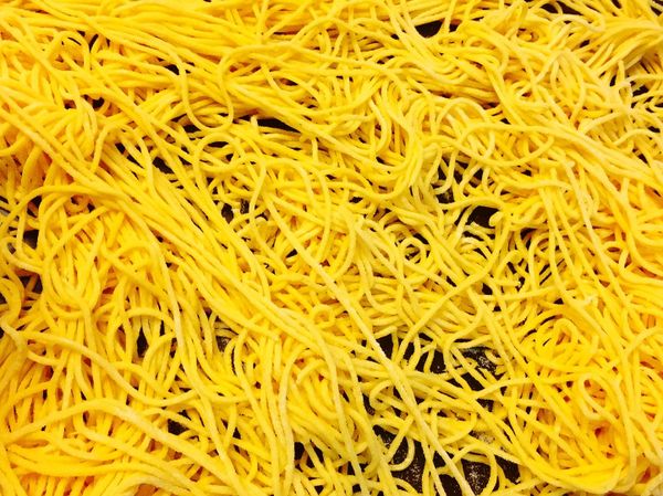 新鮮的麵條撒些粉防沾黏