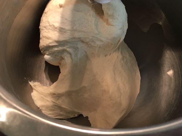 攪拌成光滑麵糰後加入無鹽奶油繼續攪打