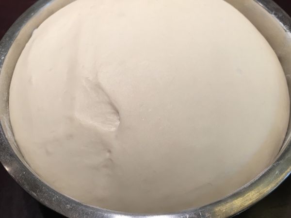 將麵糰放在密閉空間中做一小時的基礎發酵，翻麵後再做半小時的發酵