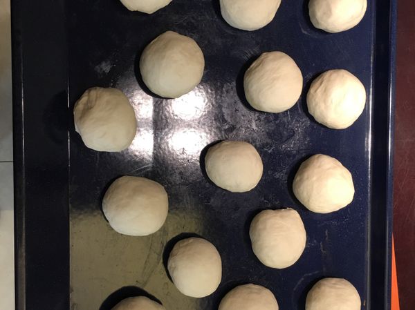 將發酵完成的麵糰分割成每個60克的小麵糰滾圓，並再休息20分鐘