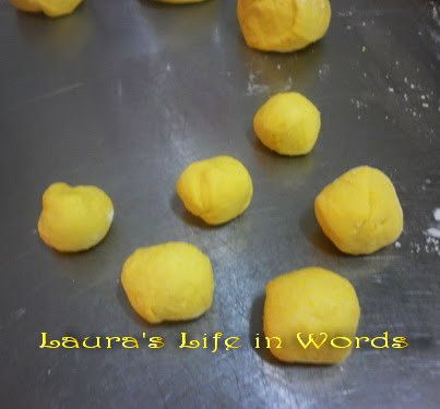 南瓜去皮蒸至熟，用勺子壓成泥状。
所有材料揉成一個三光平滑圓麵糰。
麵糰靜置發酵約40分鐘呈兩倍大。
將發酵好的麵糰分成4等份，每等份再分成六個約15g小麵糰。