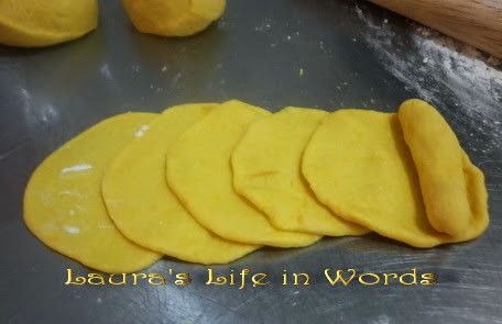 小麵糰橄成餃子皮狀，然後重疊放，由下往上卷好。