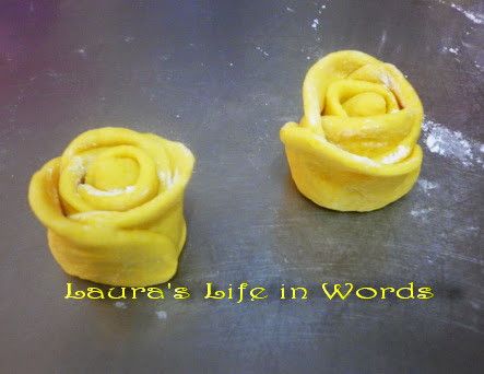 捲好後用刀子從中間切成兩塊，整理成玫瑰花狀。