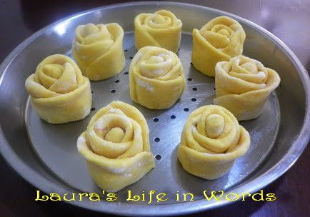 放入電鍋蒸籠中，外鍋放一杯量米杯水，静置鬆弛約30分鐘。