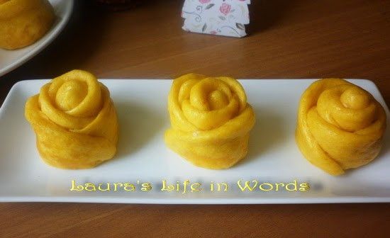 切下開關蒸約15分鐘美美的南瓜玫瑰花饅頭即出爐囉! :)