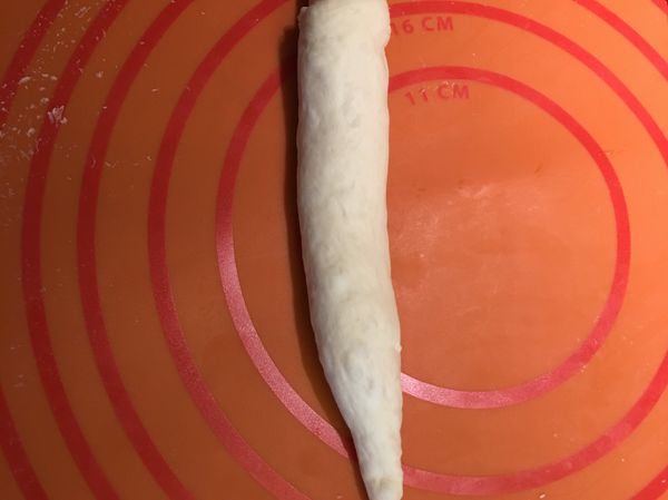 將麵糰搓成像驚嘆號的長條狀