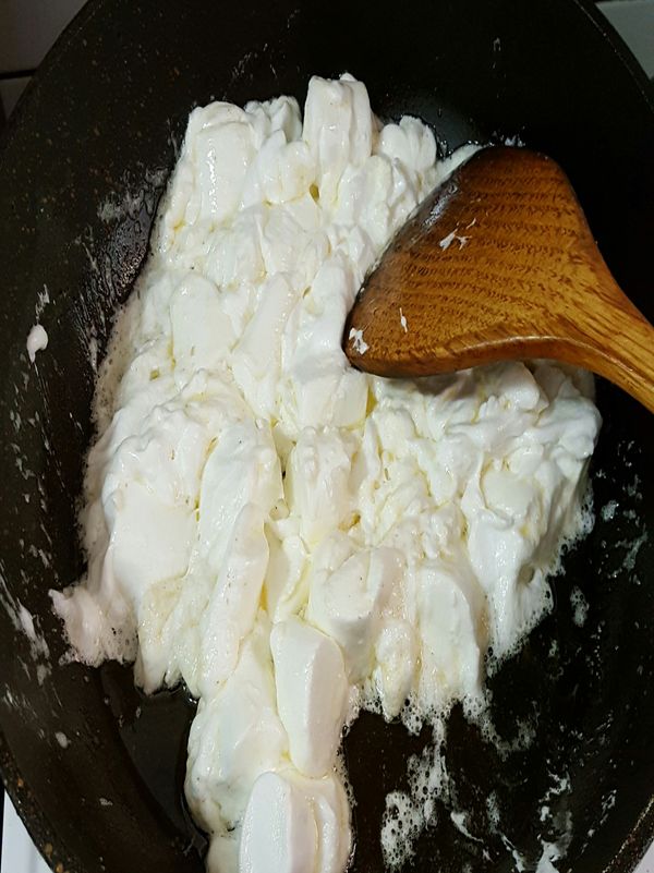 加入奶油小火融化，加入棉花糖攪拌