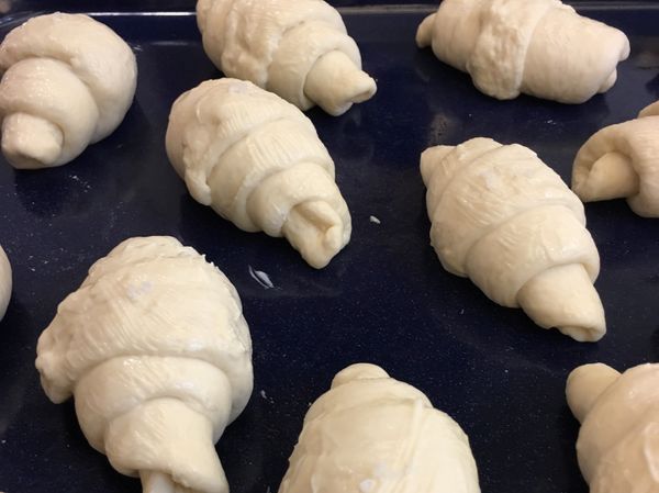 刷上無鹽奶油，最上面放上一點點鹽之花，最後再發酵20分鐘