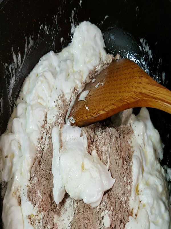 加入營養巧克力蛋白粉，攪拌