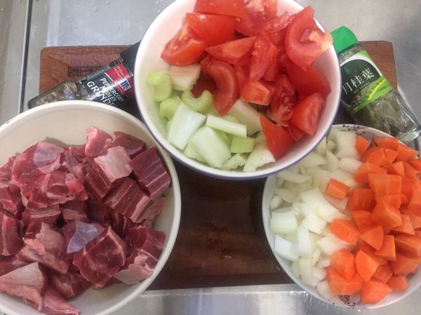 所有食材切小丁塊