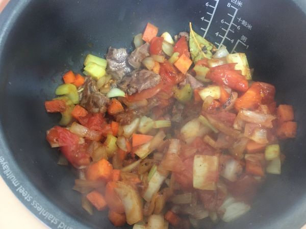 放入燉鍋加高湯或清水及月桂葉