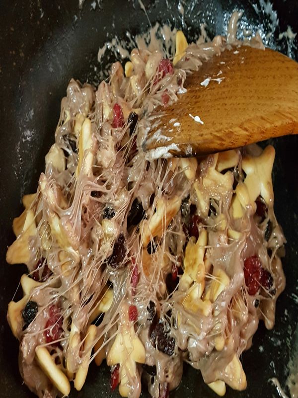 加入堅果葡萄乾，蔓越莓，攪拌後，分次加入飛機餅乾