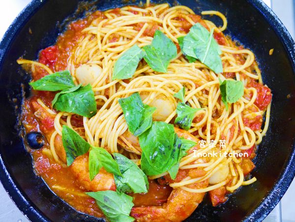 當義大利麵煮到入味後加入剛剛的海鮮及九層塔同時關火並利用鍋內的餘溫快速的翻炒二、三下就可以盛盤了