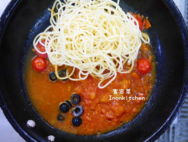 加入煮好的義大利麵、義大利蕃茄紅醬、黑橄欖與適量的水份煮到義大利麵入味後並加入調味料
