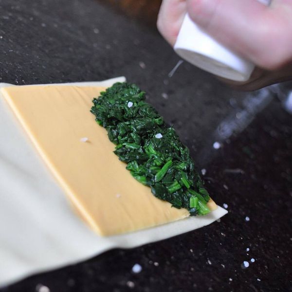 放上菠菜後加入適量鹽
