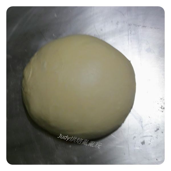 將主麵團材料(奶油除外)，加入全部液種(不用回溫)，先用慢速攪拌成團(無粉粒狀態)後，用快速攪拌至光滑有彈性，加入奶油，轉慢速攪均勻，再轉快速至出現薄膜，將打好的麵團移出到桌面