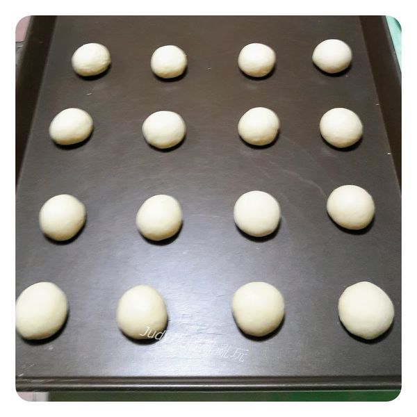 將麵團直接分割成16個麵團(每個約35克)，直接滾圓整齊排放在烤盤上，發酵至2倍大(約60分鐘)