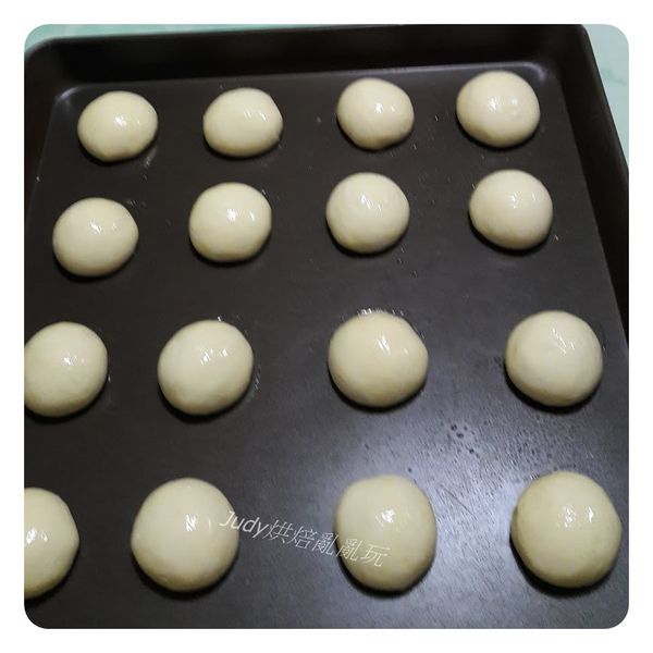 進烤箱前在麵團上抹上適量的全蛋液，送進已預熱好上/下火 210度/190度的烤箱(家用烤箱請用190度)，烤約12-15分至表面金黃即可