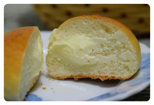 奶油餡我沒擠很多，怕胖啦~哈