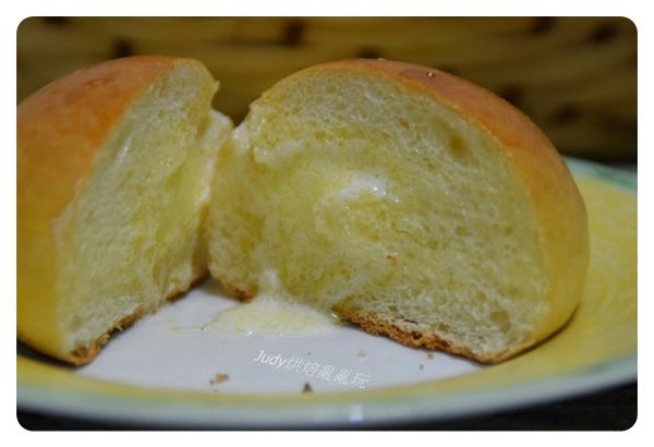 想吃爆漿的效果，記得小烤箱(早餐烤吐司的那種)先預熱5分鐘，餐包放入後關電源悶約3分鐘(看餐包的數量調整)，這樣餐包就不會臭灰搭、然後就有爆漿的效果哦~