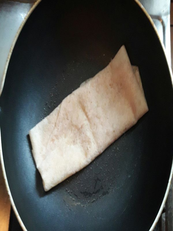 鍋子抹一層薄油 將餡餅收口朝下以中小火煎至金黃（約2分）翻面也煎至金黃就能盛盤