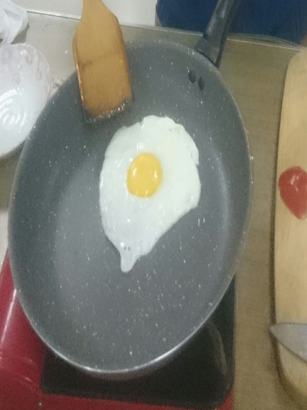 先把豬肉里肌片加上白胡椒鹽少許和米酒一起醃漬約5分鐘,將厚片吐司兩片放入烤箱,烤成金黃色,取出備用。平底鍋倒上少許沙拉油,開小火將雞蛋煎熟取出備用。再把里肌肉片放入平底鍋,開中火煎熟後取出備用。