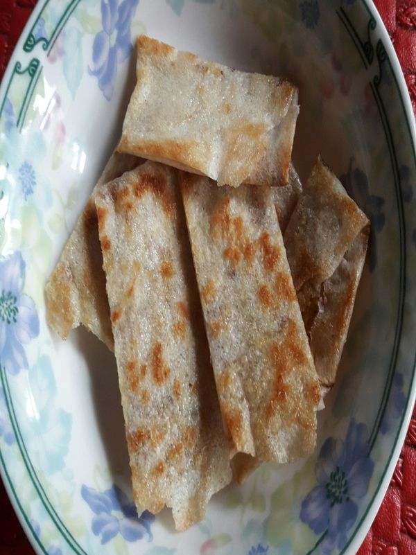 盛盤後可整片吃或是切成小片
（整片被我吃掉了沒有照片😅😅😅）