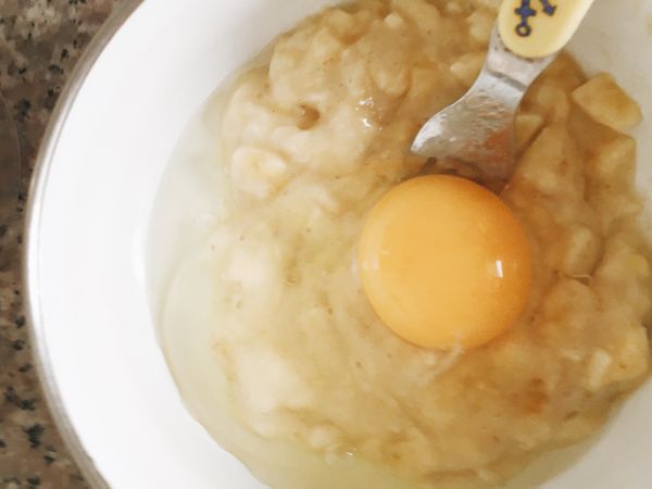 香蕉泥加入雞蛋攪拌，攪拌成糊狀。
（攪拌完全會變得稠稠狀，盡量攪拌到沒有顆粒喔！）