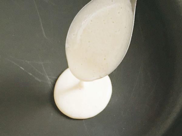 放入不沾鍋，倒入一湯匙的麵糊，使麵糊成圓形狀，用小火煎到冒小泡泡就可以翻面囉！翻面煎到變金黃色就可以起鍋囉！