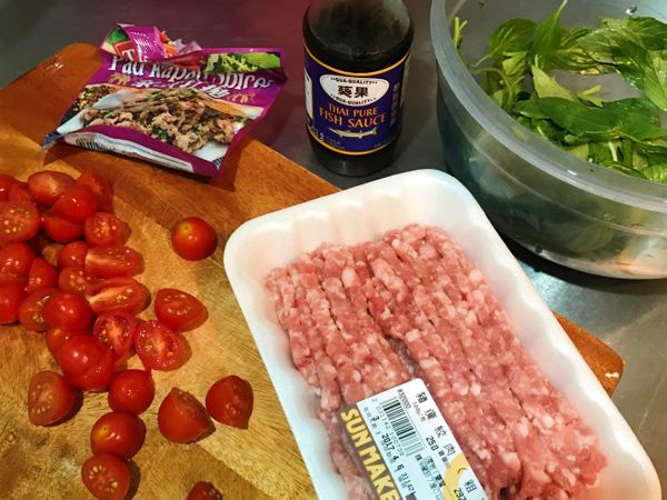 備料 小番茄切半、九層塔要洗乾淨把葉根撥開